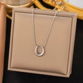 Colgante en forma de U de plata pulida con cadena de serpiente sobre joyero oro champán - Forma de U / Color Acero