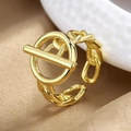 Anello a catena dorato con chiusura a levetta OT minimalista su sfondo champagne - Oro