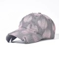 Dettaglio di cappello da baseball consumato con finitura rosa metallizzata e usura del tessuto - Grigio Fumo (Rivestimento Rosa)