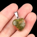 Pendentif coeur en pierre naturelle verte et rose avec fermoir argenté sur fond noir - Unakite