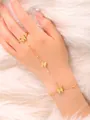 Detailansicht goldene Schmetterling-Ring-Armband-Kombi mit mattierter Oberfläche - Goldener Schmetterling