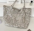 Gros plan du sac cabas en toile à imprimé léopard argenté montrant la texture métallisée - Style Bandoulière Fine Léopard Gris Argent