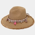 Chapeau de paille bohème avec glands colorés et détails en coquillages sur fond gris - Taille unique / Kaki