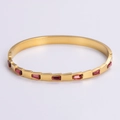 Dettaglio di rubini rosa su un bracciale rigido in acciaio inossidabile 304 dorato - Oro