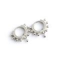 Elegante s925 zilveren oorringen met metalen kralen en druppelhangers op een witte achtergrond - Witgoud