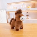 Simpatico pony di peluche marrone con criniera e coda morbide su tavolo di legno - 25cm / Moka