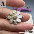 Primer plano del colgante de margarita de 22mm chapado en oro con esmalte blanco y circón - Estilo A-Margarita Blanca (22mm)
