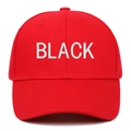 Klassische rote Baumwoll-Baseballkappe mit weißem BLACK-Stickerei auf der Vorderseite - Verstellbar / Rot