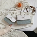 Silberne Pailletten- und weiße Ledertasche mit Schmetterlingsschnalle und Kette - Klein / Weiß und Blau