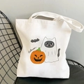 Détail d'un sac en toile blanc avec imprimé de chat d'Halloween et citrouille sur chaise - Chat Fantôme Citrouille Style 9