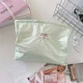 Detailansicht der hellgrünen Nylon-Kosmetiktasche mit Kordelzug und Satin-Oberfläche - Graugrün