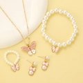 Detailset von Schmetterlingsschmuck mit rosa Emaille und Perlen auf beigem Hintergrund - Rosa Schmetterling Künstliche Perle Stil (9892) / KC Gold