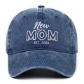 Detail van roze 'New MOM EST. 2025' borduursel op gewassen katoenen blauwe baseballpet - Denimblauw (MOM 2025)