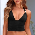 Détail d'un crop top noir licou avec col en V, ourlet froncé et anneau métallique doré - XS / Noir