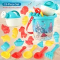 Set di 19 pezzi di giochi da spiaggia per bambini con secchiello blu e stampini - Secchiello da Spiaggia Set da 19 Pezzi (Colori degli Accessori Casuali)
