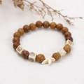 Ethno-Armband aus Wengeholz mit blau-weißer Keramikperle und Seestern-Anhänger - 33 Holzperlen Serie I Seestern