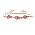 Makroansicht der rosa Muschelperlen und beige Webschnur an diesem Ozean-Armband - Rosa