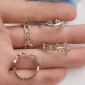 Dettaglio macro della base per anello argentata a cuore per gioielli fai da te - Base per Anello Cuore Platino