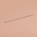 Vue détaillée de la chaîne d'extension en métal argenté pour bijoux DIY sur tissu rose - Couleur Acier