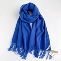 Sciarpa pashmina blu cobalto a tinta unita con nappe e etichetta del marchio su sfondo bianco - Blu Reale