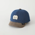 Dettaglio cappellino baseball neonato con lettera M ricamata e visiera marrone scuro - Lettera M / Cachi
