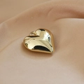 Macro di un ciondolo a cuore 3D placcato oro su sfondo di tessuto in seta beige - Stile Ciondolo Cuore(5#)