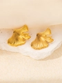 Macro di orecchini a lobo in foglia di ginkgo oro con venature metalliche dettagliate - Orecchini a foglia di ginkgo