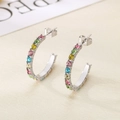 Orecchini a perno a forma di C in acciaio inossidabile con strass colorati - Stile Acciaio (KE110853-K)