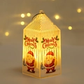 Dettaglio della lanterna di Natale con stampa Babbo Natale ed effetto luce LED calda - Babbo Natale
