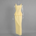 Dettaglio di un set due pezzi giallo chiaro con top senza maniche a balze e gonna lunga - S / Giallo