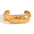 Brazalete abierto de acero inoxidable bañado en oro de 18K con textura de lava martillada - Dorado