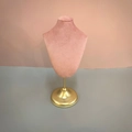 Soporte para joyas con busto de terciopelo rosa y base de metal dorado para collares - Marco De Pecho Alto (rosa)