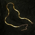 Dettaglio ravvicinato della collana piatta a catena serpente dorata con chiusura a moschettone - Larghezza 3 mm (Oro) / 40+6cm