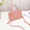Sac bandoulière rose en simili cuir avec détail pompon et bandoulière réglable - Monocouche / Rose