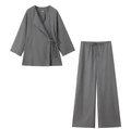 Vue à plat détaillée de l'ensemble de détente gris deux pièces avec haut croisé et pantalon - Ensemble Gris