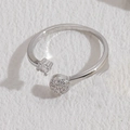Anello aperto in argento minimalista con zircone quadrato e ciondolo a disco pavé - Zircone Rotondo Colore Argento