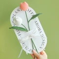 Bouquet di tulipani fatti a mano all'uncinetto rosa e bianchi su carta regalo - Combinazione Bianco E Rosa