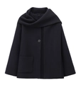 Dettaglio giacca corta blu scuro con collo a sciarpa integrato e tasca grande - XS / Blu navy
