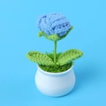 Handgefertigte Häkel-Sonnenblume in Blau mit weißem Keramiktopf als Deko-Objekt - Blau 1-Kopf Blasenrose