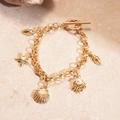 Dettaglio di bracciale oceano dorato con stella marina, conchiglia, perla e fibbia OT - Stile Fascino Tema Marino (Bracciale-Oro) / Oro