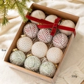 Set di 12 palline di Natale con texture a foglie in scatola regalo marrone con nastro - Palline di Natale bianche goffrate raschiate a mano