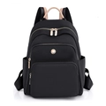Zaino da donna capiente in nylon nero con finiture dorate e dettaglio con perla - Nero