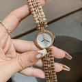 Primer plano del reloj de pulsera oro rosa con esfera blanca y película protectora en correa - Oro rosa