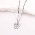 Vue macro du pendentif papillon argenté serti de zircons sur un support en pierre blanche - Style 9-Papillon Délicat Or Blanc