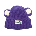 Primer plano del gorro de punto morado con orejas de oso y detalle de etiqueta Lucky - M(54-60cm) / Morado
