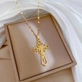 Primer plano detallado del collar de cruz en acero de titanio dorado con pedrería - Estilo Dorado de Zirconia Clara (E410)