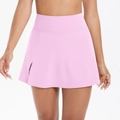 Detail eines rosa Tennisrockes mit hoher Taille und Seitenschlitz für sportliche Bewegungen - Kirschblütenrosa