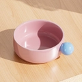 Katzennapf aus rosa Keramik mit blauem Kugelgriff auf hellem Holztisch - Einzelne Keramikschale (rosa)
