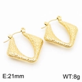 Pendientes geométricos dorados con textura martillada, forma de rombo, mide 21mm y pesa 8g - Rombo Martillado Dorado (KE112415-KFC)