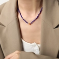Blauwe facetgeslepen stenen ketting met rode holle hanger en gouden kralen - Donkerblauw (P866-40+7cm)